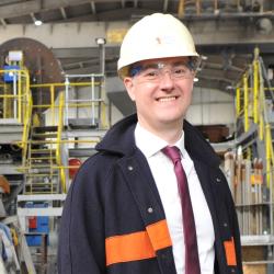 Alumnis Chris McDonald in the plant 